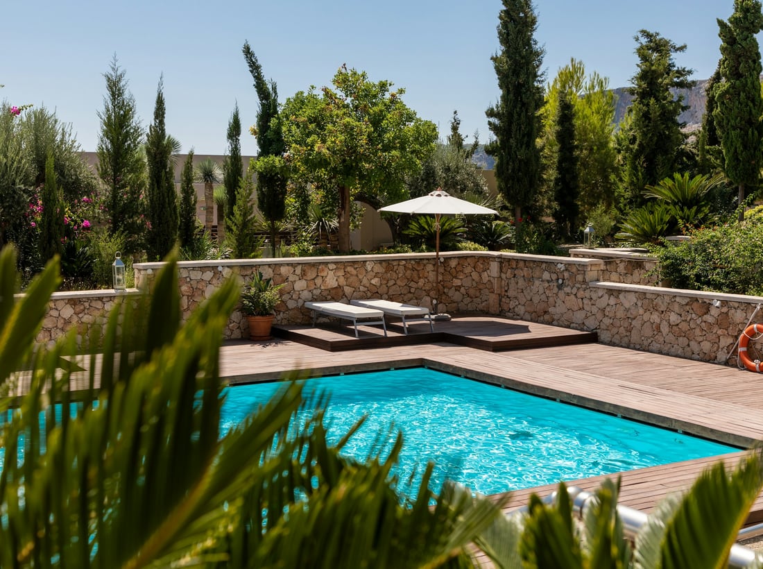 Piscina residencial con deck de madera
